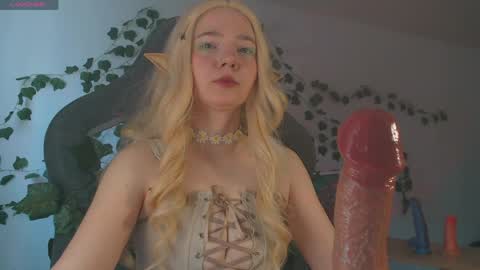 Snapshot of mariel_a_gold chatting on April 2026 07:17:02 AM Mariel Gold online show from April 2026 07:17:02 AM