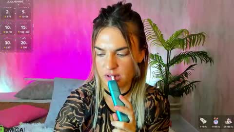 Snapshot of mariel_lie chatting on October 2025 01:06:02 AM Mariel online show from October 2025 01:06:02 AM