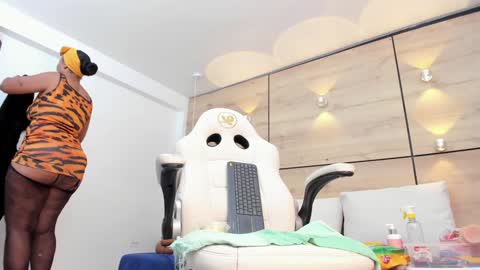 martina touss  online show from February 2025 11:06:01 PM