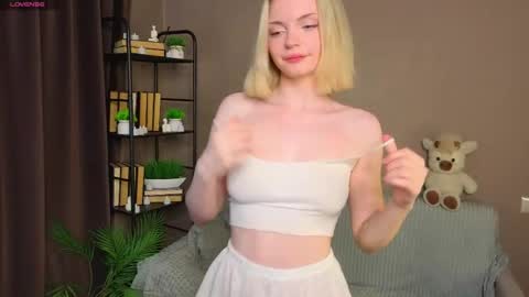 Snapshot of marycalder chatting on May 2026 12:28:02 AM Mary online show from May 2026 12:28:02 AM