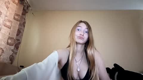 Snapshot of marylynreifsnider chatting on September 2025 07:19:01 AM Hi My name is Elina Im 18 years old. online show from September 2025 07:19:01 AM