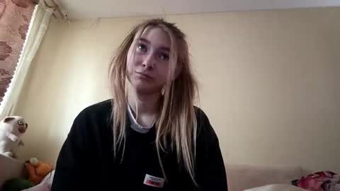 Snapshot of marylynreifsnider chatting on October 2025 06:08:02 AM Hi My name is Elina Im 18 years old. online show from October 2025 06:08:02 AM