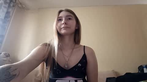 Snapshot of marylynreifsnider chatting on October 2025 06:56:01 AM Hi My name is Elina Im 18 years old. online show from October 2025 06:56:01 AM