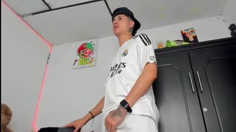 mateo_escobar online show from November 2025 05:06:01 AM