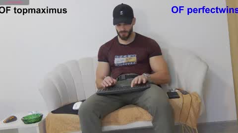 mauro_real_man online show from November 2025 07:03:01 PM