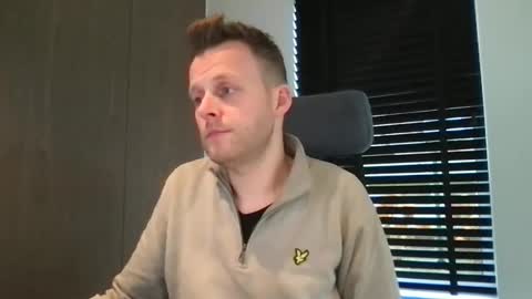 Max take off clothes online show from November 2025 11:53:02 AM