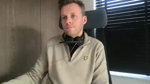 Max take off clothes online show from December 2025 10:20:02 AM