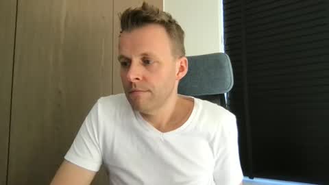 Max take off clothes online show from March 2026 01:15:01 PM