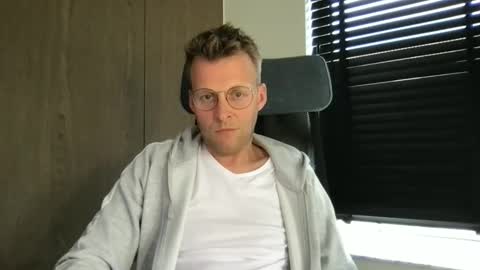 Max take off clothes online show from June 2026 01:11:01 PM