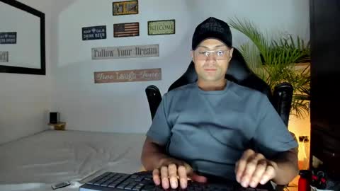 Snapshot of maxi_mux1 chatting on April 2026 02:37:02 AM MAXI online show from April 2026 02:37:02 AM