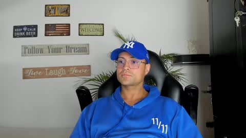 Snapshot of maxi_mux1 chatting on April 2026 05:36:01 PM MAXI online show from April 2026 05:36:01 PM