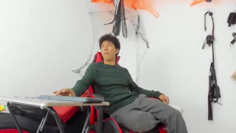 Maximiliano online show from November 2025 07:57:02 PM