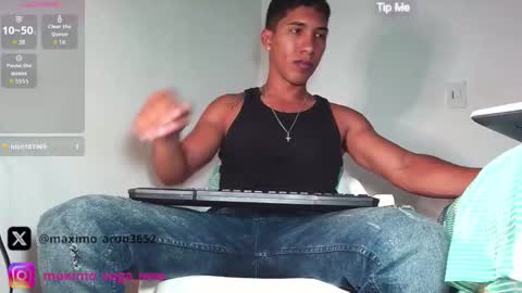 Maximo Aron Vega online show from October 2025 08:20:02 PM