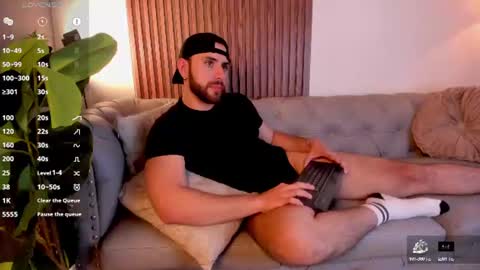 Snapshot of maximo_wolf1 chatting on June 2026 09:14:02 PM Maximo Wolf online show from June 2026 09:14:02 PM