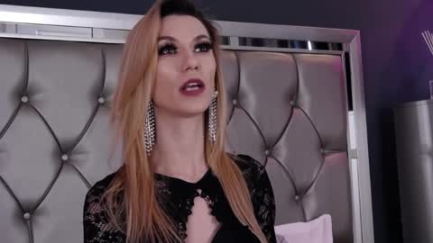 Snapshot of mayahales chatting on April 2026 10:57:02 AM Maya online show from April 2026 10:57:02 AM