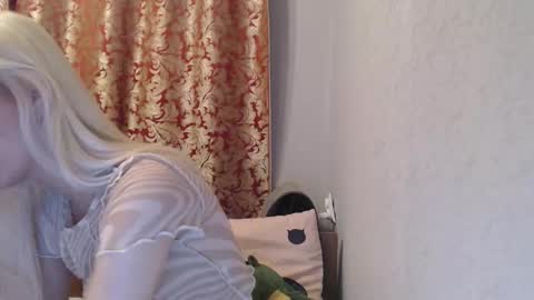 maybe_doll online show from November 2025 06:45:02 PM