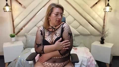 Snapshot of maylinleee chatting on February 2025 11:58:02 PM Mailyn online show from February 2025 11:58:02 PM