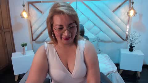 Snapshot of maylinleee chatting on February 2025 07:49:01 PM Mailyn online show from February 2025 07:49:01 PM