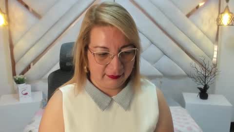 Snapshot of maylinleee chatting on March 2025 11:44:02 AM Mailyn online show from March 2025 11:44:02 AM