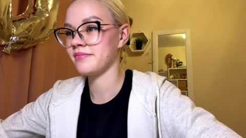 Mia online show from April 2026 03:06:01 PM