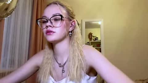 Mia online show from April 2026 03:18:02 PM