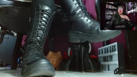 Snapshot of megoddessara chatting on May 2026 02:19:01 AM Goddess Sara online show from May 2026 02:19:01 AM