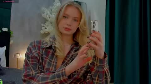 Melanie online show from November 2025 01:04:02 AM