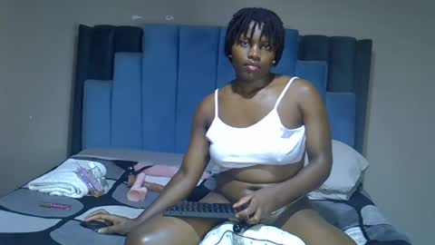 Snapshot of melanin_moon chatting on June 2026 11:25:01 AM Moon online show from June 2026 11:25:01 AM