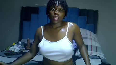 Snapshot of melanin_moon chatting on June 2026 07:00:02 PM Moon online show from June 2026 07:00:02 PM