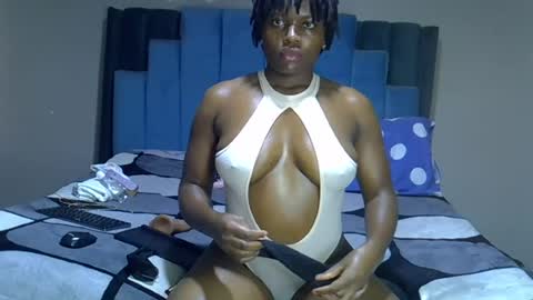 Snapshot of melanin_moon chatting on June 2026 12:33:02 PM Moon online show from June 2026 12:33:02 PM