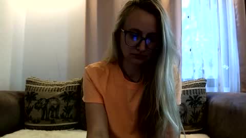 Snapshot of melly_rosey chatting on June 2026 06:45:02 AM Melly online show from June 2026 06:45:02 AM