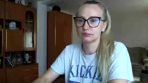 Snapshot of melly_rosey chatting on June 2026 07:36:01 AM Melly online show from June 2026 07:36:01 AM