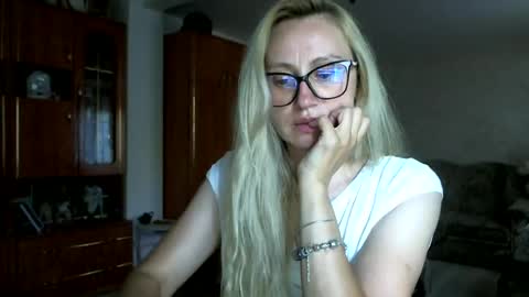 Snapshot of melly_rosey chatting on June 2026 03:02:01 PM Melly online show from June 2026 03:02:01 PM