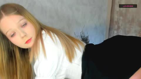 Snapshot of melmooon chatting on December 2024 01:46:01 PM MelMooon online show from December 2024 01:46:01 PM