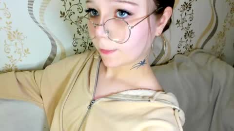 Snapshot of melmooon chatting on September 2025 06:46:01 PM MelMooon online show from September 2025 06:46:01 PM