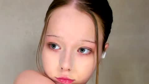 MelMooon online show from July 2026 06:54:01 PM