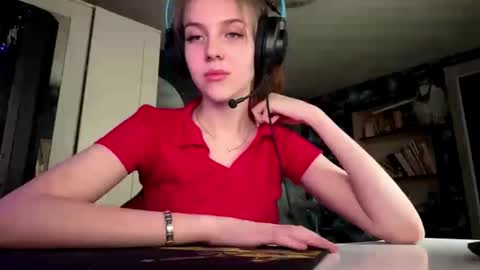 Hi Im Aria 18 years old online show from September 2025 12:06:01 PM