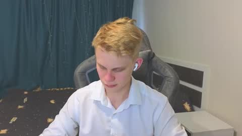 Snapshot of meow_mickey chatting on November 2025 10:32:01 AM Mickey online show from November 2025 10:32:01 AM