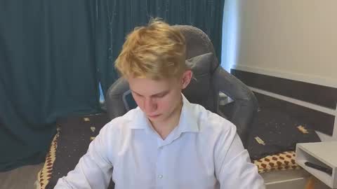 Snapshot of meow_mickey chatting on November 2025 09:47:02 AM Mickey online show from November 2025 09:47:02 AM