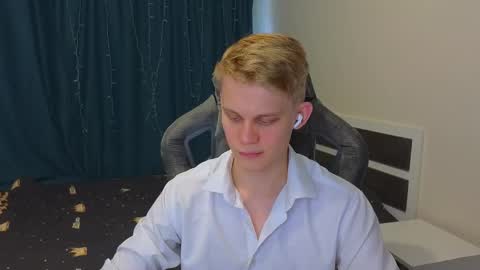 Snapshot of meow_mickey chatting on November 2025 08:03:01 AM Mickey online show from November 2025 08:03:01 AM