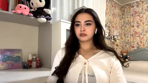 Enni online show from November 2025 06:01:02 PM