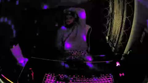 Snapshot of mesmereyes chatting on December 2024 01:06:02 PM mesmereyes online show from December 2024 01:06:02 PM