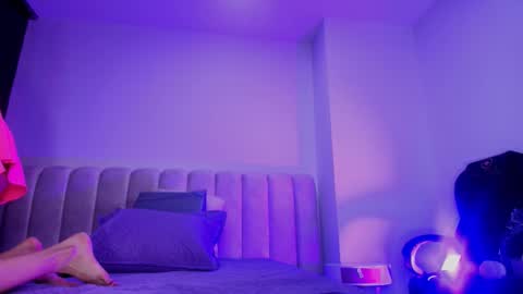 Emi online show from November 2025 07:36:01 PM