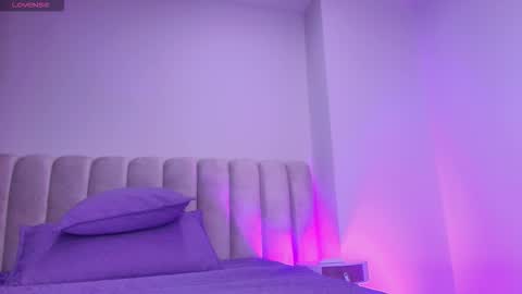 Emi online show from November 2025 07:24:02 PM