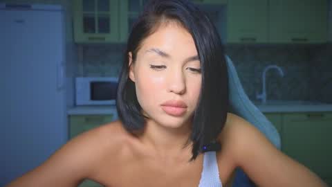 Mia online show from September 2025 07:50:02 PM