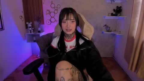 Mia online show from November 2025 05:00:01 PM