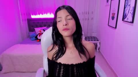 Mia online show from November 2025 07:36:02 PM