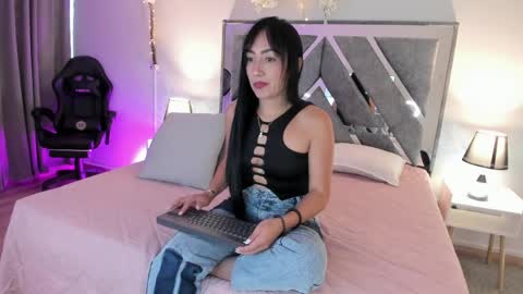 Snapshot of mia_davis__ chatting on May 2026 12:02:01 PM mia_davis__ online show from May 2026 12:02:01 PM