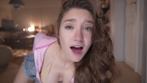 Mia online show from September 2025 04:45:02 PM