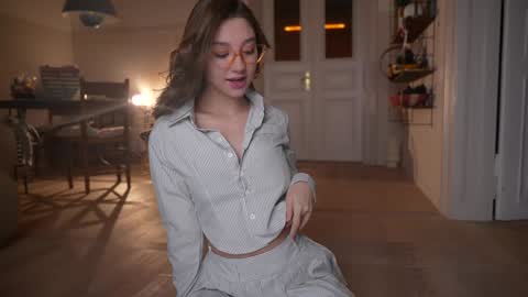 Mia online show from October 2025 06:09:01 PM